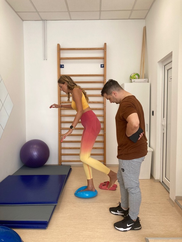 Kineziterapija — vežba ravnoteže na balans disku uz nadzor terapeuta