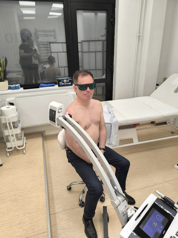 Laser terapija ramena — pacijent sa zaštitnim naočarima
