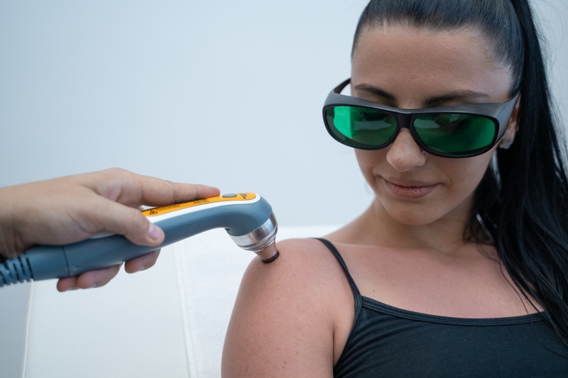 Laser terapija ramena — aplikator izbliza