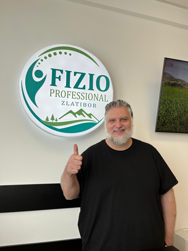 Palac gore ispred svetlećeg znaka Fizio Professional Zlatibor