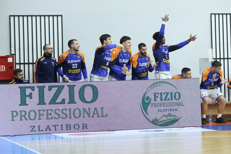 Košarkaši Zlatibora pored reklamnog panoa Fizio Professional Zlatibor u sportskoj hali