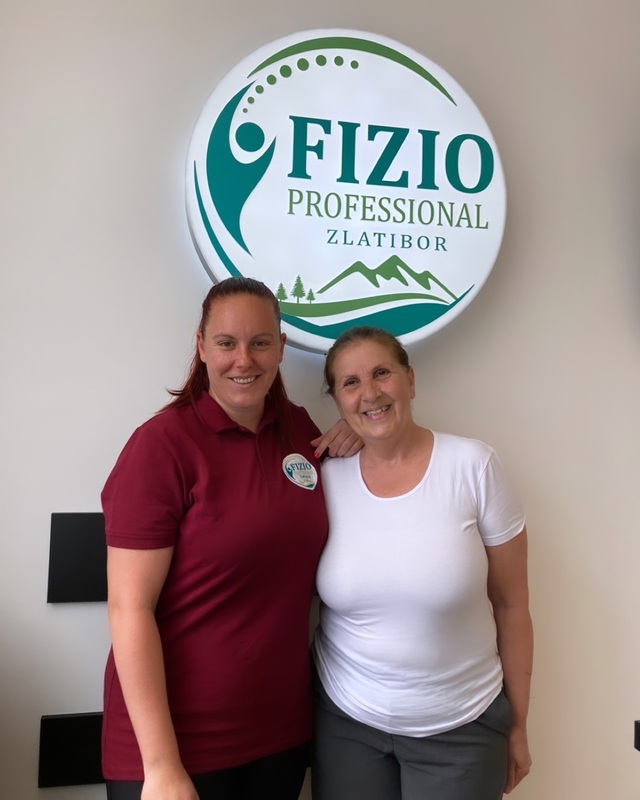 Ispred svetlećeg logotipa ordinacije Fizio Professional Zlatibor
