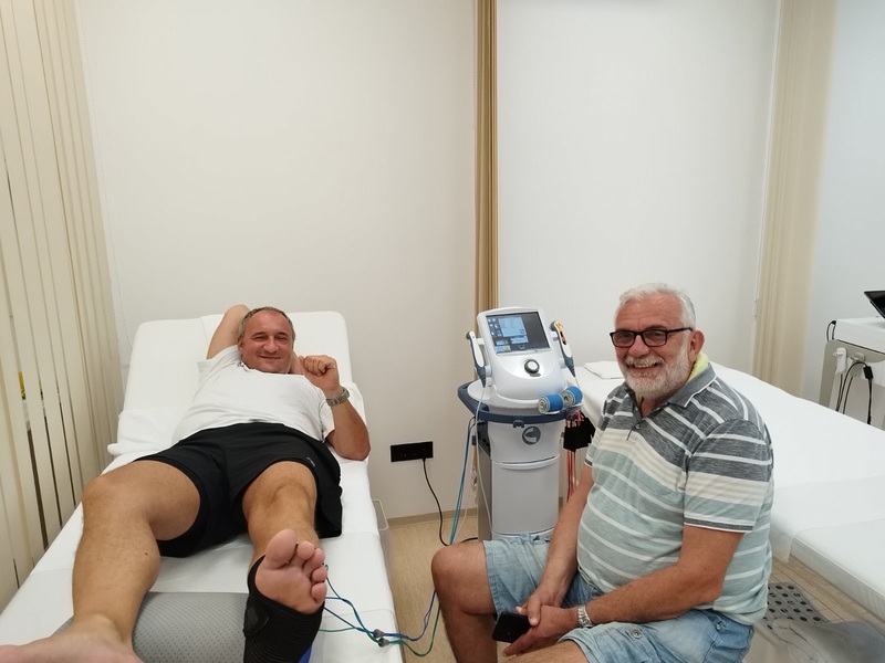 Elektroterapija skočnog zgloba — elektrode i aparat sa ekranom
